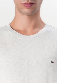 Tommy Jeans JASPE SLIM TEE - Paprasti marškinėliai - grey