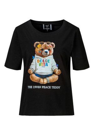 Zwart T-shirt met korte mouwen met een teddybeer met zonnebril, een witte hoodie met kleurrijke tekst, en "THE 19V69 PEACE TEDDY" eronder.
