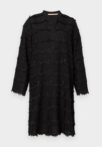 Vestido preto de manga longa com padrões de bordado em franjas e bordas recortadas, decote redondo com uma fenda na frente, e bainha e punhos com acabamento bruto.