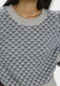 Gestrickter Pullover in Grau und Hellblau mit einem strukturierten Wabenmuster. Verfügt über einen gerippten Rundhalsausschnitt und kurze Ärmel.