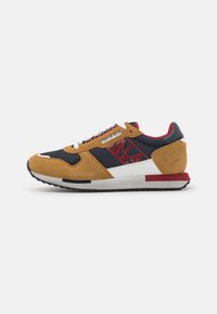 Sneaker in camoscio marrone e mesh blu navy con accenti bianchi, dettagli rossi, suola testurizzata e un logo sul lato. Design con lacci e forma retro.