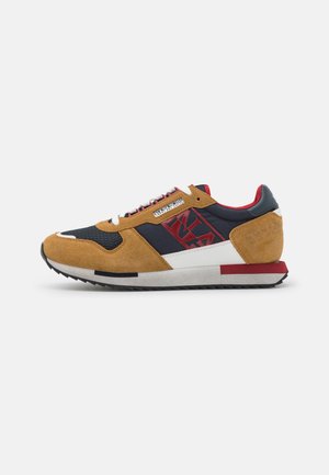 Sneaker in camoscio marrone e mesh blu navy con accenti bianchi, dettagli rossi, suola testurizzata e un logo sul lato. Design con lacci e forma retro.