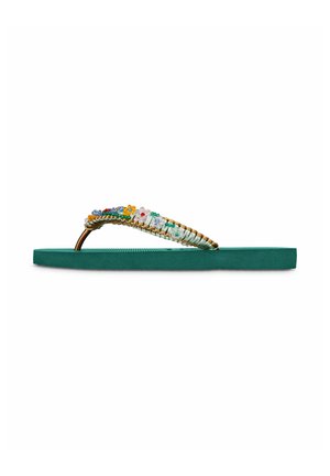 Tongs en mousse verte avec une bride décorative ornée de perles multicolores et de fils métalliques tissés.