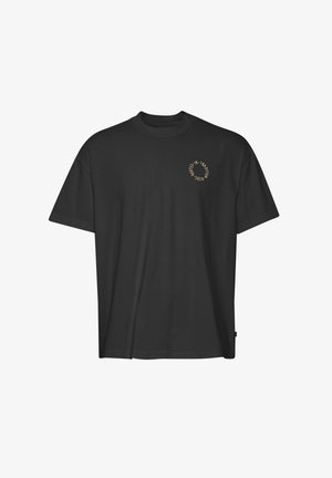 Svart t-shirt i bomull med korta ärmar, rund halsringning och en guldig cirkulär logotyp på vänster bröst.