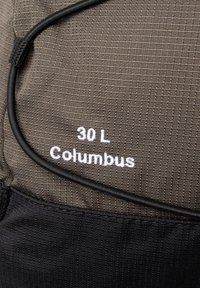 Grijze en zwarte rugzak van textuurmateriaal, met witte geborduurde tekst "30 L Columbus" en een zwart koorddetail.