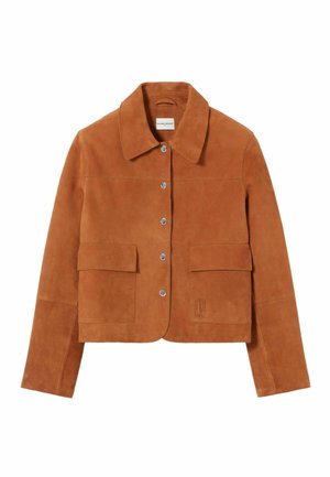 Veste en daim marron avec col rabattu, fermeture à boutons-pression et deux poches avant. Présente un logo brodé sur l'ourlet.