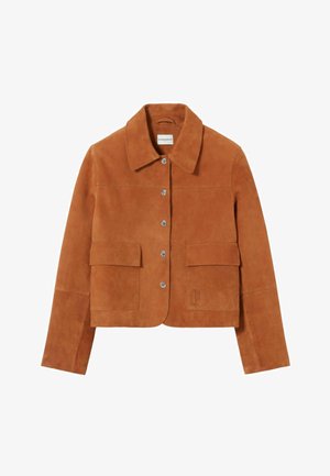 Veste en daim marron avec col rabattu, fermeture à boutons-pression et deux poches avant. Présente un logo brodé sur l'ourlet.