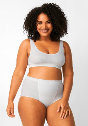 Reggiseno grigio chiaro con spalline larghe e texture morbida, abbinato a slip a vita alta coordinati con bordi scallop e design senza cuciture.