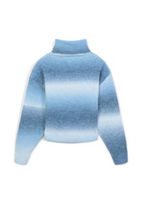 Maglione all'uncinetto con collo alto, caratterizzato da una sfumatura ombre che va dal blu chiaro al blu scuro, con dettagli a coste sui polsini e sull'orlo.