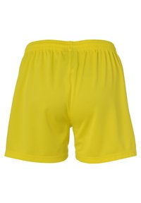 Pantalones cortos deportivos amarillos fabricados con una tela suave. Cuentan con una cinturilla elástica y un diseño simple y sin adornos con un ajuste regular.