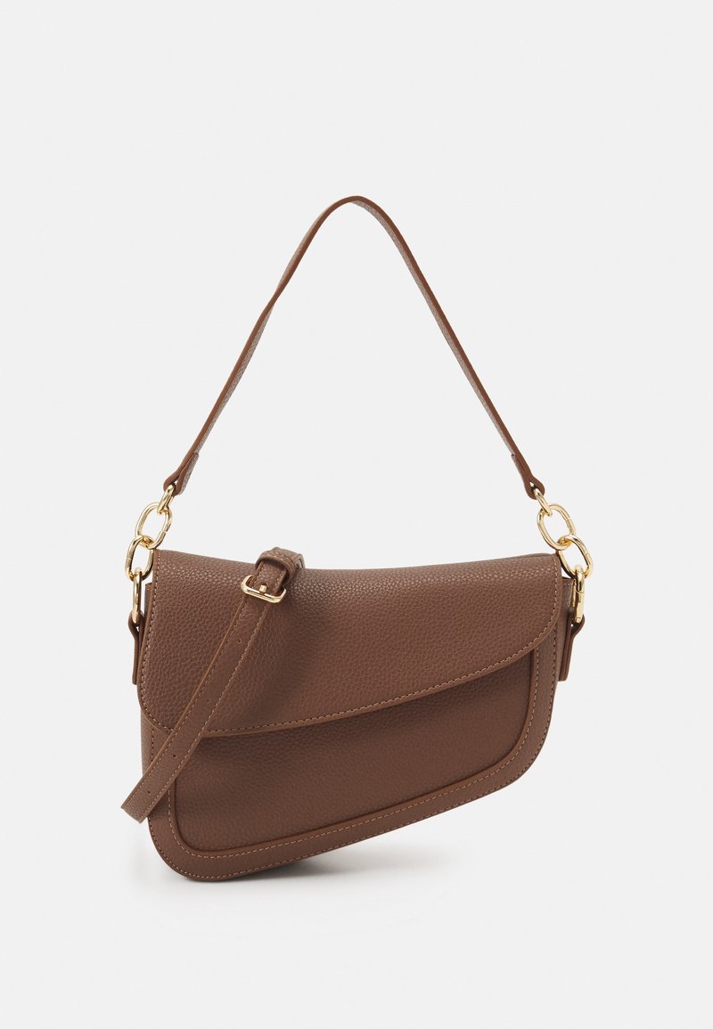 Borsa a tracolla in pelle marrone con superficie granulosa, dotata di patta pieghevole, tracolla regolabile e hardware in tonalità oro. Presenta una texture liscia e una silhouette curva.