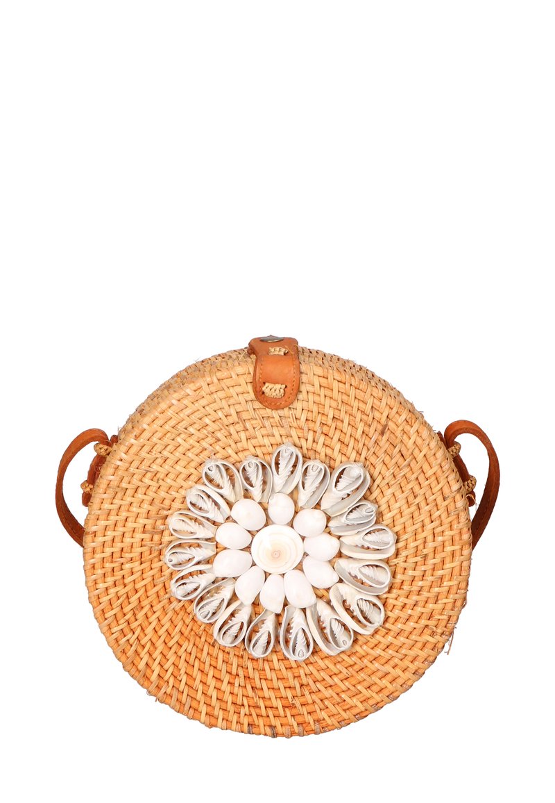 Borsa rotonda intrecciata in paglia naturale con tracolla in pelle beige. Decorata con conchiglie bianche disposte in un motivo floreale sul davanti.