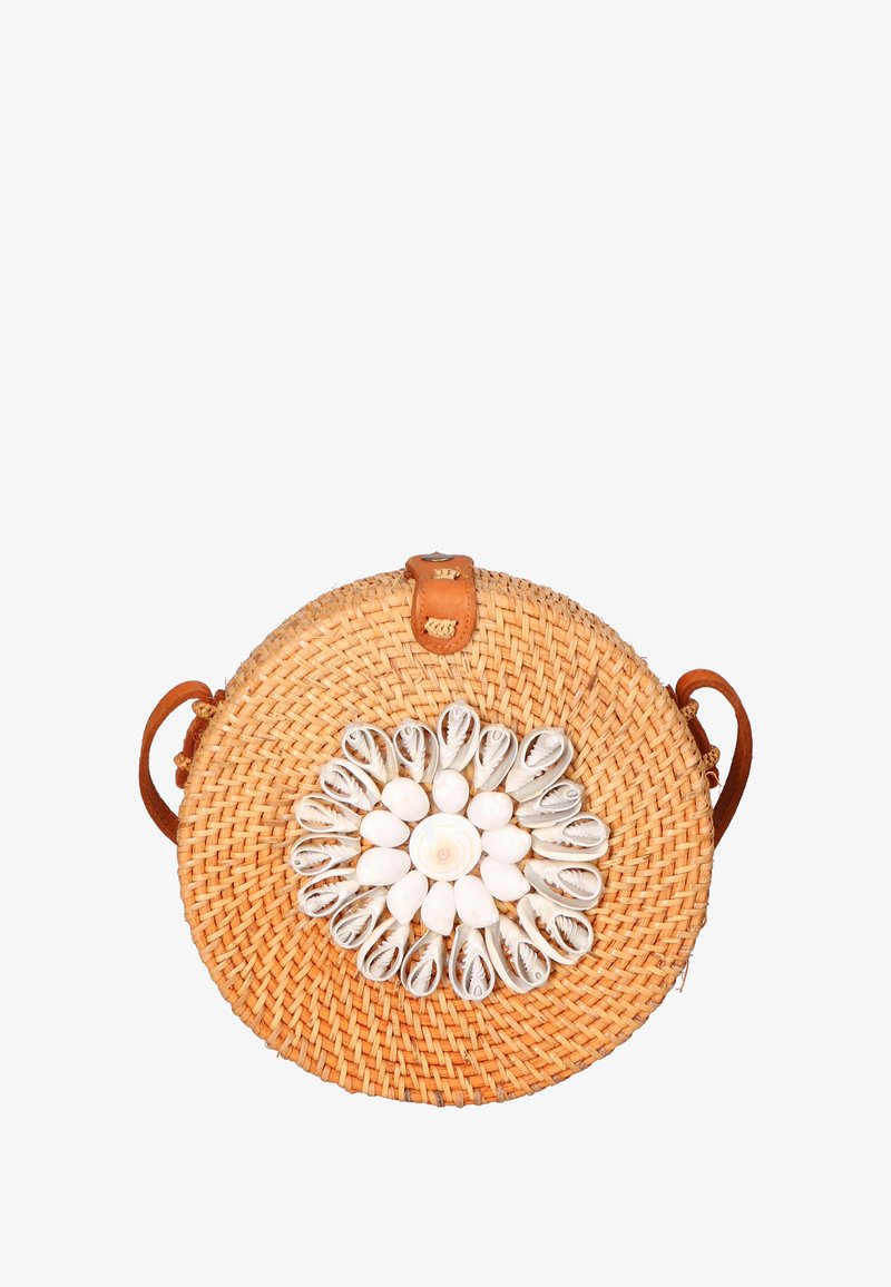 Borsa rotonda intrecciata in paglia naturale con tracolla in pelle beige. Decorata con conchiglie bianche disposte in un motivo floreale sul davanti.