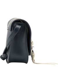 Borsa a tracolla in pelle blu navy con forma strutturata, dettagli crema, tracolla regolabile e un motivo intrecciato all'estremità della tracolla.