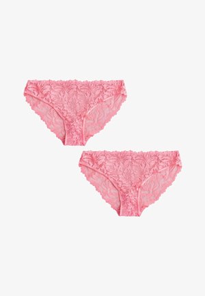 Rózsaszín csipke bugyi virágmintával, hullámos szegéllyel és puha tapintással. Két pár egymás mellett kiállítva.