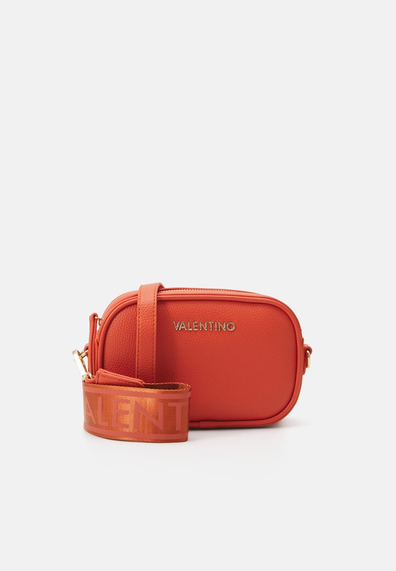 Borsa a tracolla in pelle arancione con forma rettangolare, superficie testurizzata, logo dorato e una cintura con marchio audace. Chiusura con zip.