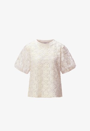 Fehér rövid ujjú blúz virágos csipke ráhajtással és kerek nyakkivágással, finom virágmintával, amely áttetsző hatást kölcsönöz a teljes anyagon.