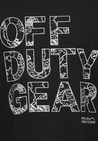 Svart tyg med stor vit text "OFF DUTY GEAR" med abstrakta topografiska mönster inuti och små siffror och bokstäver i hörnet.