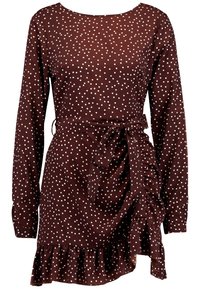 Mekko, jossa on ruskeita pilkkuja ja pitkät hihat, vyötäröllä solmittava merkki ja röyhelöinen helma. Tehty pehmeästä kankaasta, jonka pinta on sileä.