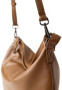 Bruine leren handtas met een slouchy vorm, ritsluiting en verstelbare schouderband. Gedetailleerde stiksels en metalen hardwareaccenten.