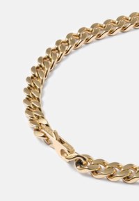 Chunky gullkjede med polert finish og rektangulær lås gravert med merkevarenavnet "GUESS."