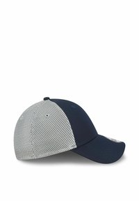 Granatowa czapka z teksturowanym białym siateczkowym tyłem, zakrzywionym daszkiem i wzmocnionymi szwami. Zawiera otwory wentylacyjne oraz okrągłe logo z boku.