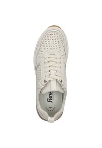 Baskets blanches en matériau perforé, bout rond, design à lacets, semelle intérieure rembourrée et semelle extérieure en caoutchouc avec un accent marron clair.