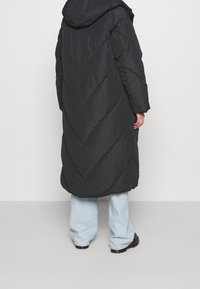 Monki Abrigo de invierno - black