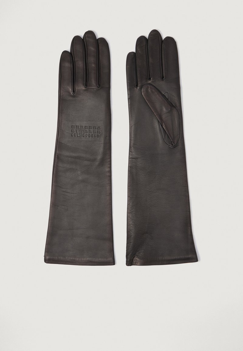 Een paar lange zwarte leren handschoenen met zichtbare stiksels en een gegraveerd logo op de achterkant van één handschoen, plat gelegd op een witte ondergrond.