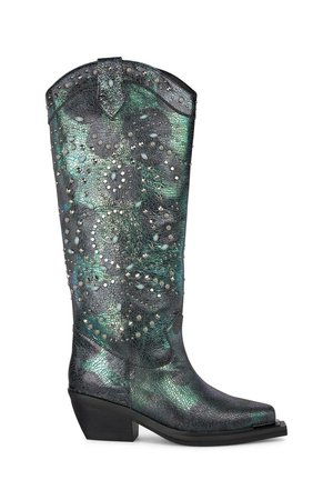 Botte de cowboy en cuir noir et iridescent avec des embellissements cloutés, bout pointu et un design décoratif sur la tige ; talon carré.