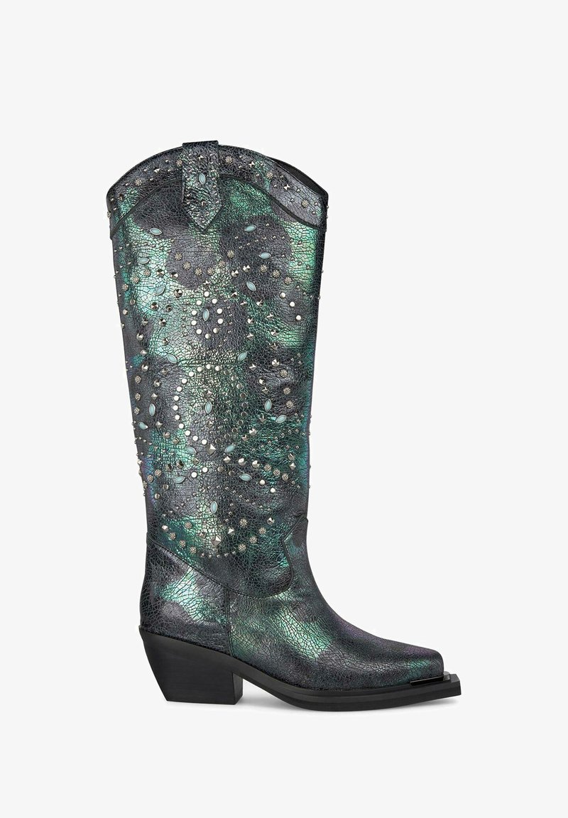 Schwarzer und schillernder Leder-Cowboystiefel mit Nietenverzierungen, spitzer Zehenpartie und dekorativem Schaftdesign; Blockabsatz.