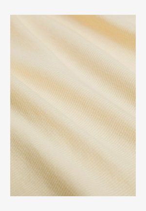 Tela suave de color amarillo pálido con textura de finas estrías, mostrada en primer plano con pliegues suaves y una iluminación delicada.