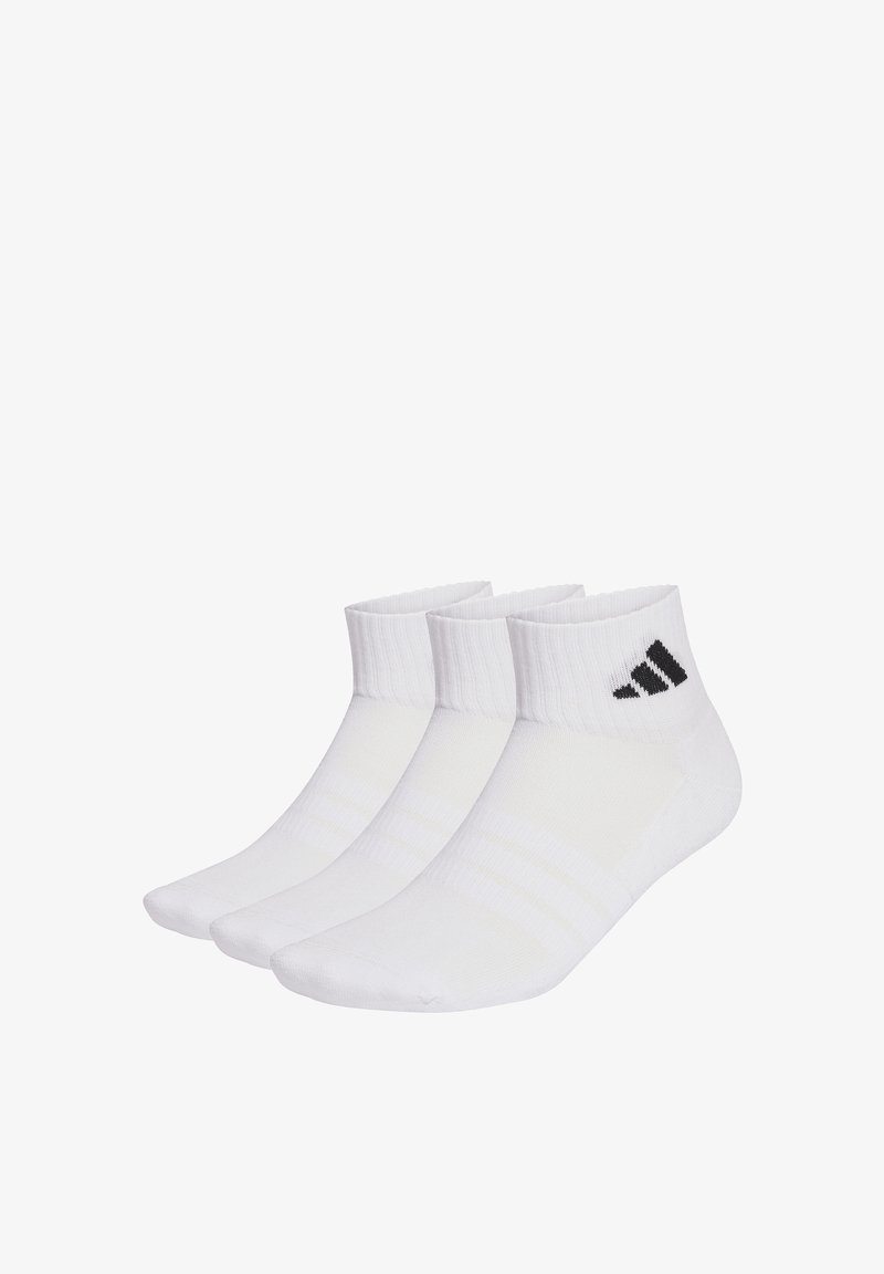 Tres pares de calcetines blancos hasta el tobillo hechos de una tela suave, con puños acanalados y detalles de logo en negro. Textura lisa con rayas sutiles.