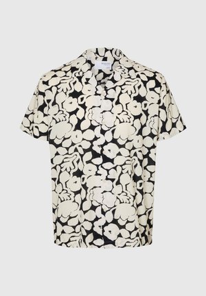 Chemise à manches courtes à motif floral noir et blanc, avec un devant à boutons, une coupe décontractée et une texture de tissu léger.