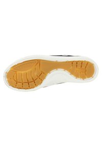 Suela de zapatilla con borde de goma blanca y una suela con patrón en naranja. Presenta la marca "G-STAR RAW" y una superficie texturizada para mayor agarre.