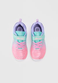 Růžové a mákové síťované tenisky se šněrováním a suchým zipem, zaoblenou špičkou, lehkým designem a kontrastními fialovými akcenty na jazyku.