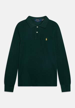 Mørkegrøn langærmet poloshirt med to knapper og en gul broderet hestelogo på venstre bryst.