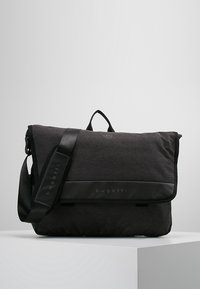 Borsa a tracolla nera realizzata in tessuto testurizzato con una patta in pelle liscia, dotata di una tracolla e di un discreto logo "bugatti".