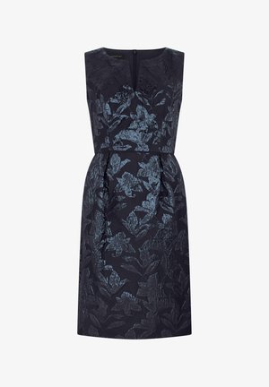 Mouwloze marineblauwe jurk met een subtiel glanzend bloemenjacquardpatroon, getailleerde taille, V-hals en rok tot op de knie.