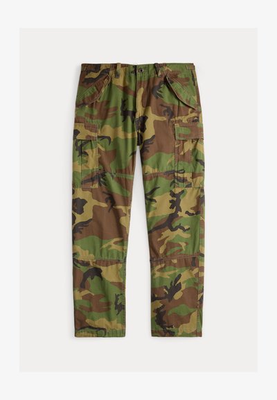 Cargo παντελόνια σε καμουφλάζ με πράσινους, καφέ και μαύρους τόνους. Διαθέτουν πολλαπλές πλαϊνές τσέπες και άνετη εφαρμογή. Υλικό από βαμβάκι.