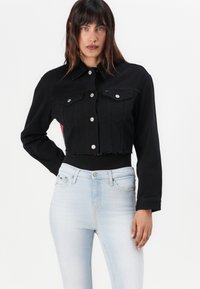 Tommy Jeans TJW FLAG TRUCKER UNISEX - Τζιν μπουφάν - black