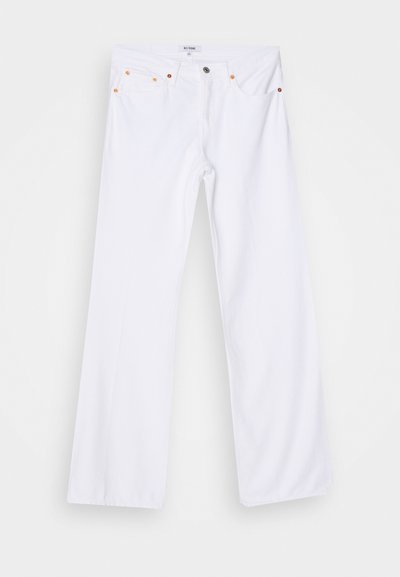 Jeans de mezclilla blanca acampanados con costuras naranjas, cinco bolsillos y cierre de botón metálico. La superficie tiene un acabado liso y ligeramente texturizado.