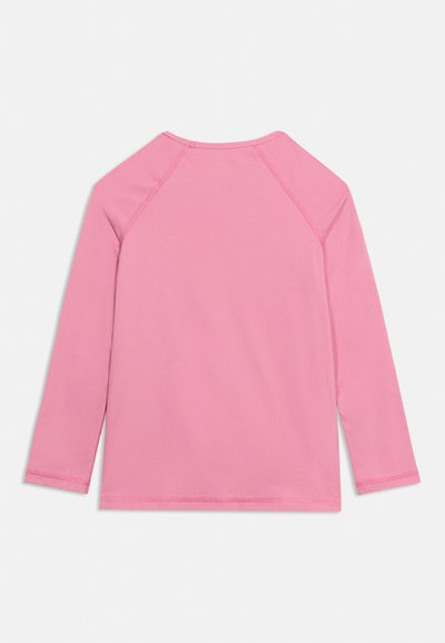 Απλό ροζ μακρυμάνικο πουκάμισο με ραφές ράγκλαν, απλωμένο επίπεδα με την πίσω πλευρά προς τα πάνω, σε λευκό φόντο.