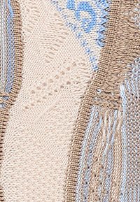 Gebreide stof met een gestructureerd patroon in lichtbruin, crème en blauw. Bevat ingewikkelde steekontwerpen en verschillende weefsels.