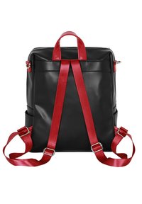 Sac à dos en faux cuir noir avec des sangles rouges, deux poignées supérieures, quincaillerie en argent et une finition texturée. Sangles d'épaule réglables incluses.