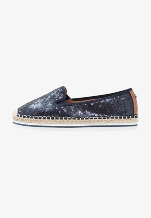Chaussure espadrille marine avec une tige en sequins, des panneaux latéraux élastiques et une semelle en jute naturel. Elle présente une semelle extérieure en caoutchouc blanche et des accents marron.