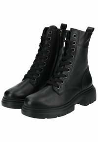 Botas de tobillo de cuero negro con un acabado texturizado, que cuentan con un delantero de cordones, cremallera lateral y suelas de goma gruesa para mayor agarre.
