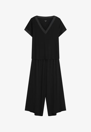 Czarny krótki kombinezon z krótkim rękawem, dekoltem w kształcie litery V i szerokimi nogawkami, o luźnym i wygodnym kroju.