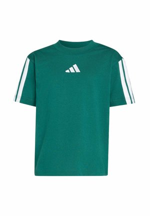 Grünes T-Shirt mit kurzen Ärmeln, weißem Adidas-Logo auf der Brust und zwei weißen Streifen an jedem Ärmel.
