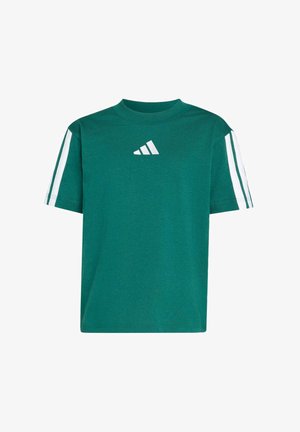 Grünes T-Shirt mit kurzen Ärmeln, weißem Adidas-Logo auf der Brust und zwei weißen Streifen an jedem Ärmel.
